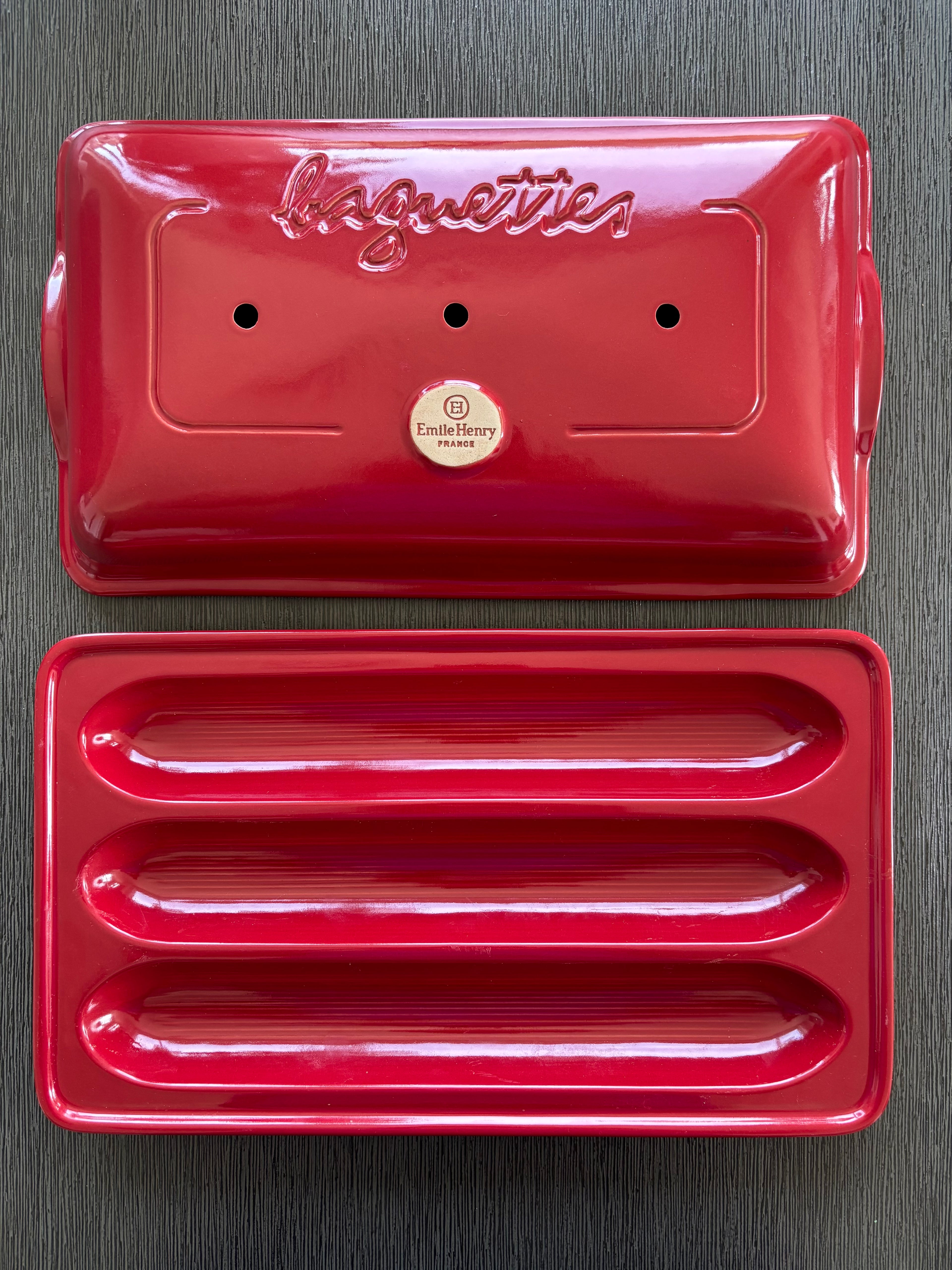 Emile Henry Baguette Baker